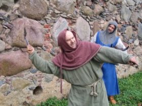 Man in renascence festival throwing an axe.