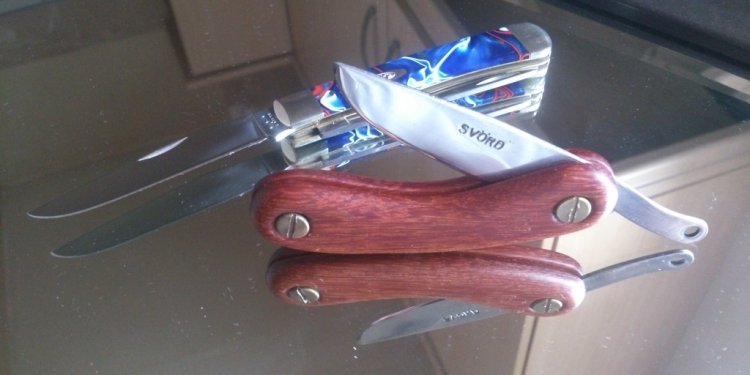 Round Pocket Knife