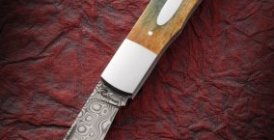 The giraffe bone grip of Calvin Robinson’s “Little Bill” slip joint exhibits a two-tone color effect. The 2 5/8-inch blade is Damasteel damascus. Approximate closed length: 3.5 inches. (PointSeven image)